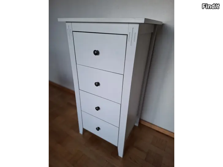 Säljes Byrå med fyra lådor