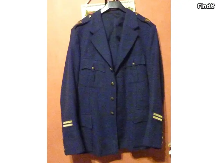 Myydään Ilmavoimien luutnantille kuuluneita asusteita