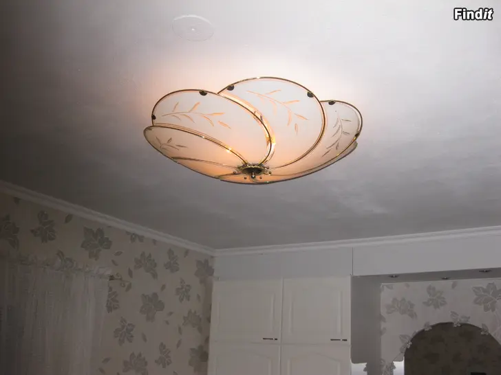 Säljes EN VACKER TAKLAMPA