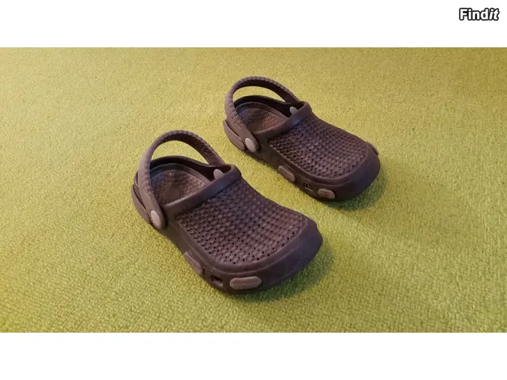 Myydään Crocs tyyliset lasten sandaalit koko 27 mustanharmaat -hinta 2e