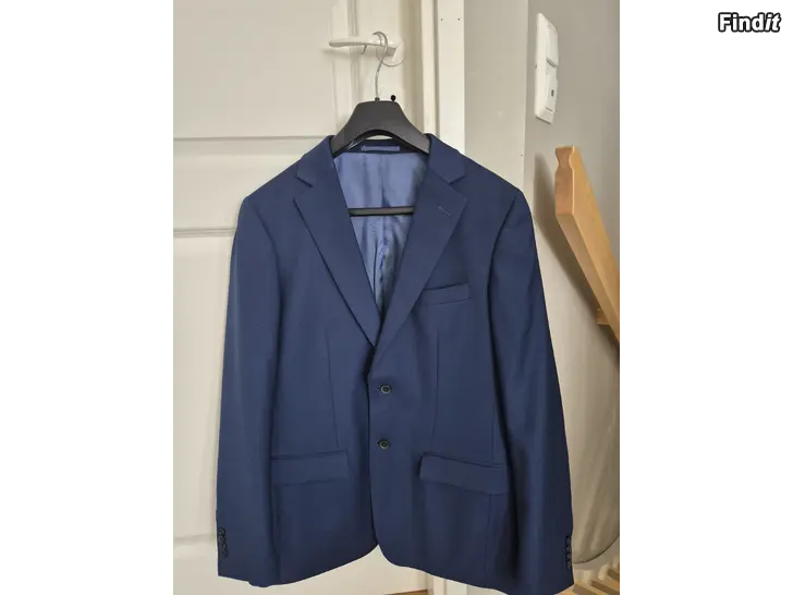 Myydään Tummansininen puku