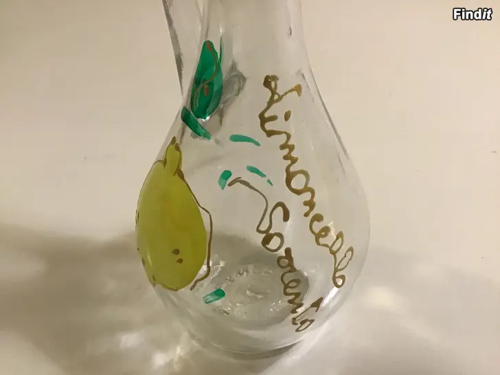 Säljes Vacker karaff och 6 st likörglas + duk