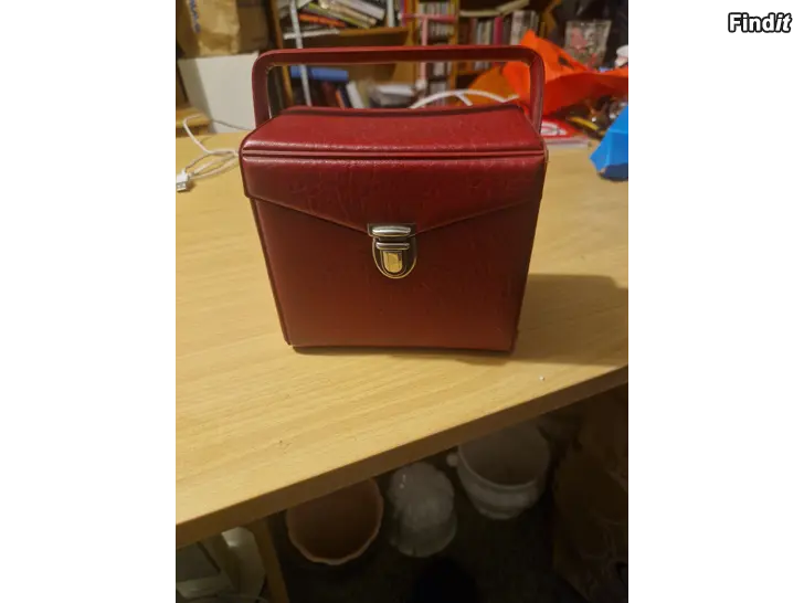 Säljes Röd vintage boxväska med handtag