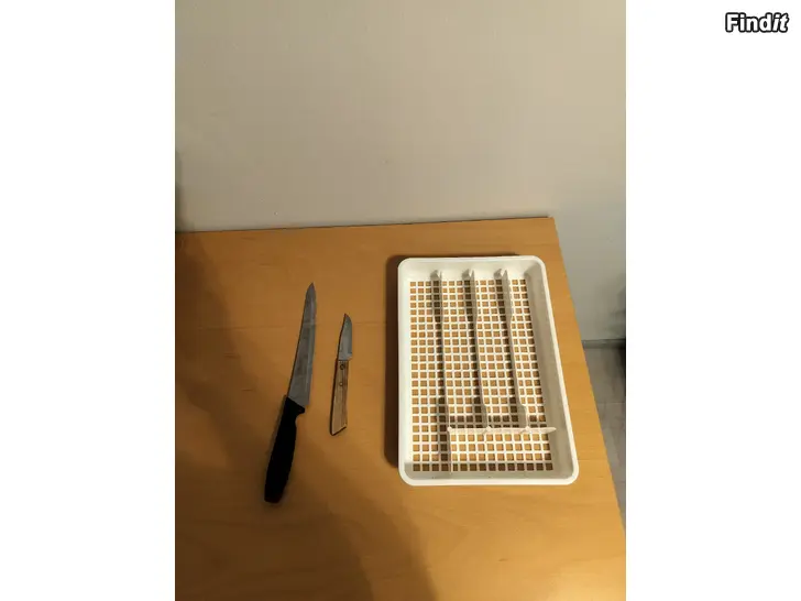 Myydään Lautaset aterialaatikko Fiskars leipäveitsi