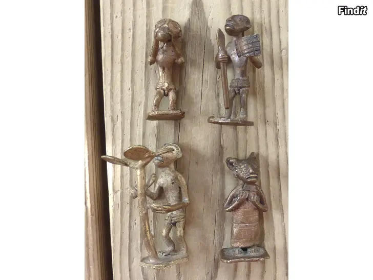 Myydään pienet metalliset figuurit
