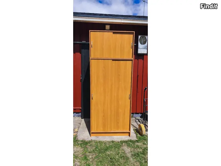 Säljes Skåp med skjutdörrar och överskåp