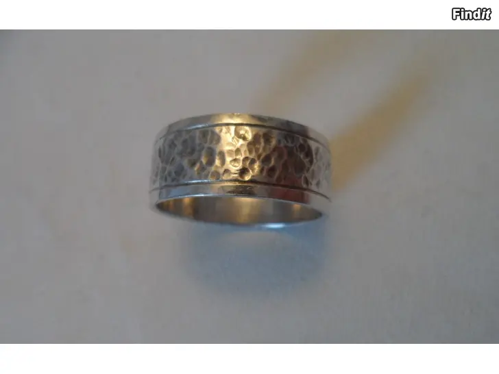 Myydään Leveä taottu hopeasormus käsityö koko 20