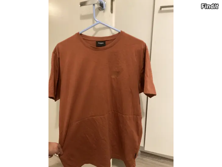 Myydään Pakettiostolla merkkivaatteita, kaikki erittäin hyvässä kunnossa