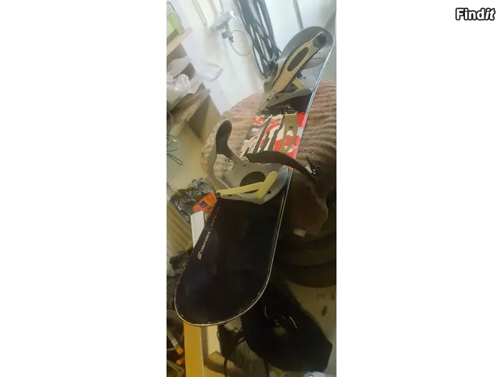 Myydään Snowboard 140 cm  med skor