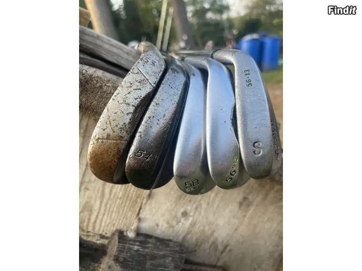 Myydään GOLF VARUSTETA PIGEE PATOJA LIPPIKSIA TITLAIST SATEENVARJOJA MAILOJA ESIM VANHOJA AITOJA PUU LAVALLA