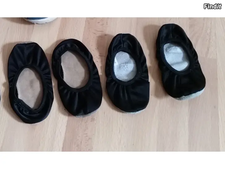 Myydään 2 kpl mustat kerhotossut 7e