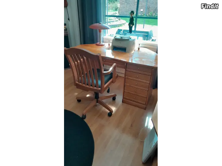 Säljes Boknäs skrivbord och stol