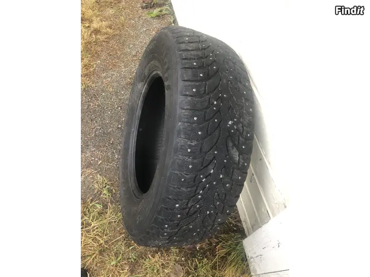 Myydään Landcruiserin nastarenkaat