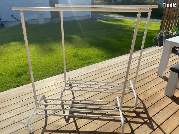 Myydään IKEA vaaterekki 2 kpl