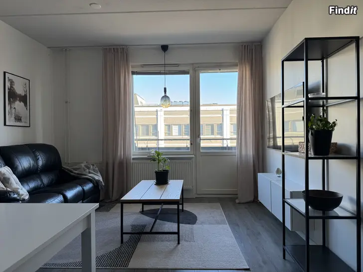 Uthyres Centralt belägen, ljus lägenhet på tredje våningen med hiss