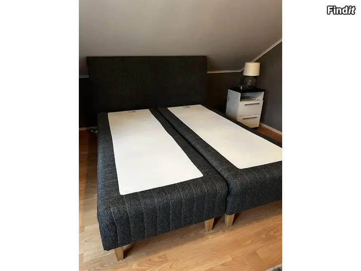 Säljes Dubbelsäng med gavel