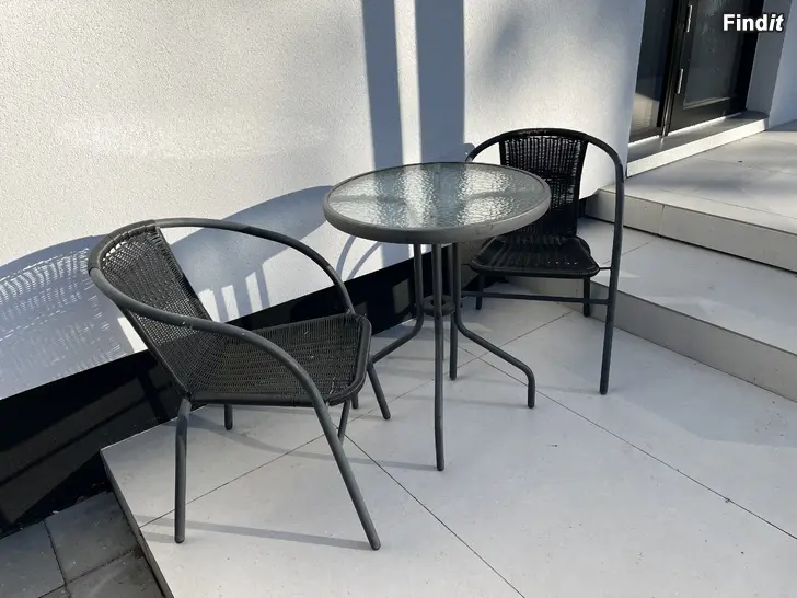 Myydään Pieni ulkopöytä ja kaksi tuolia