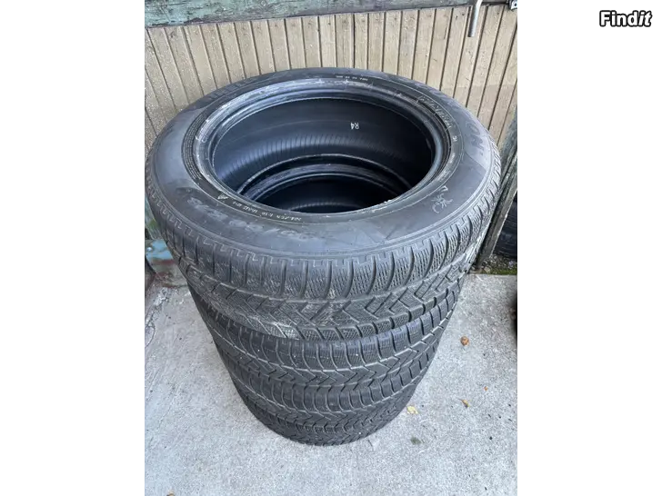 Myydään 235/60R18 kitkarenkaat