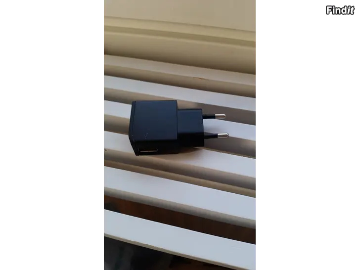 Myydään Sony Ericsson USB laturi USB charger 3e