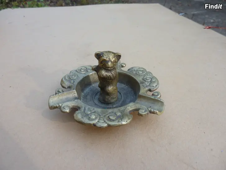 Myydään Vanha messinkinen tuhkakuppi