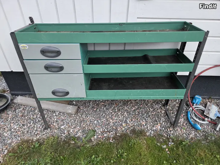 Säljes Verktygshylla för paketbil