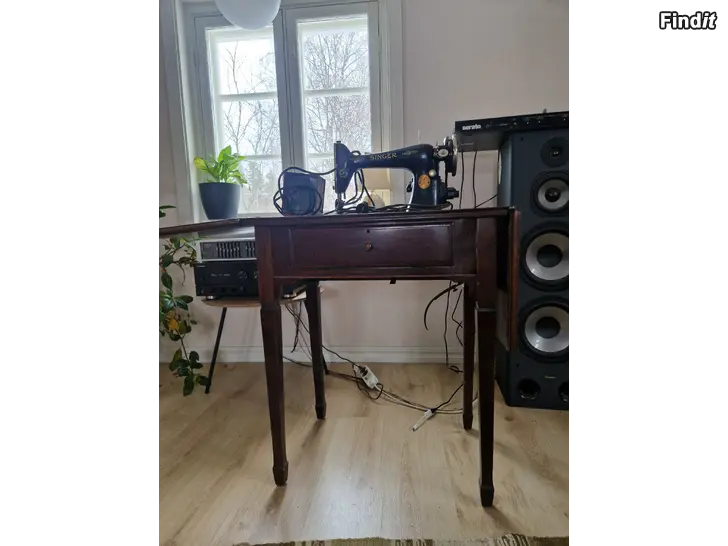 Säljes Singer svart symaskin nerfällt i bord