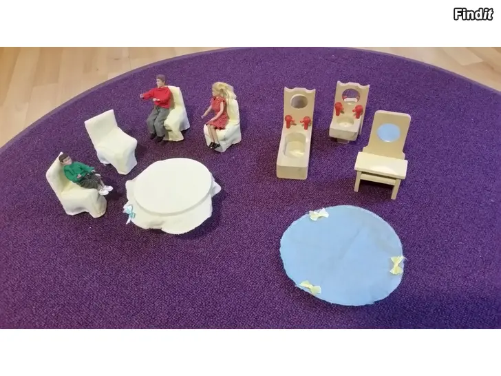 Myydään Lundby nukkeperhe ja puuhuonekalut nukkekotiin  -hinta 12e