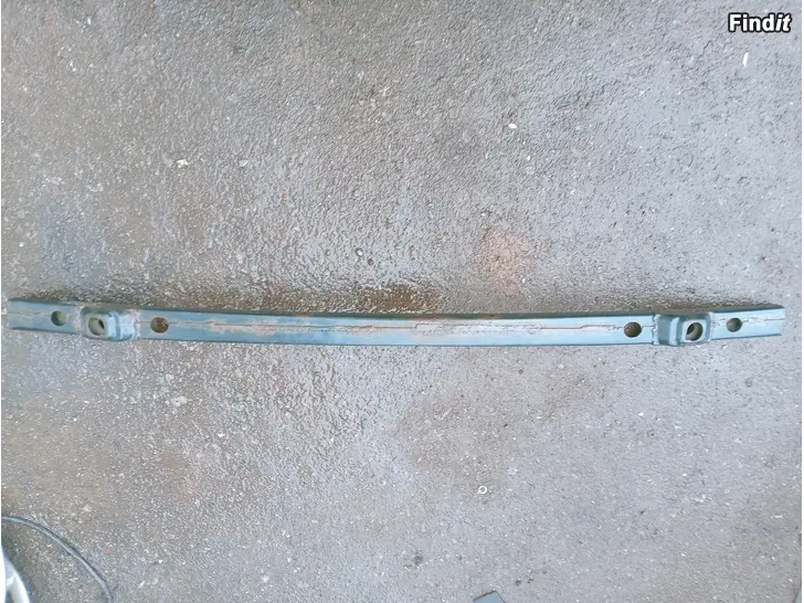 Säljes Toyota Avensis 2001 etupuskurin tukirunko