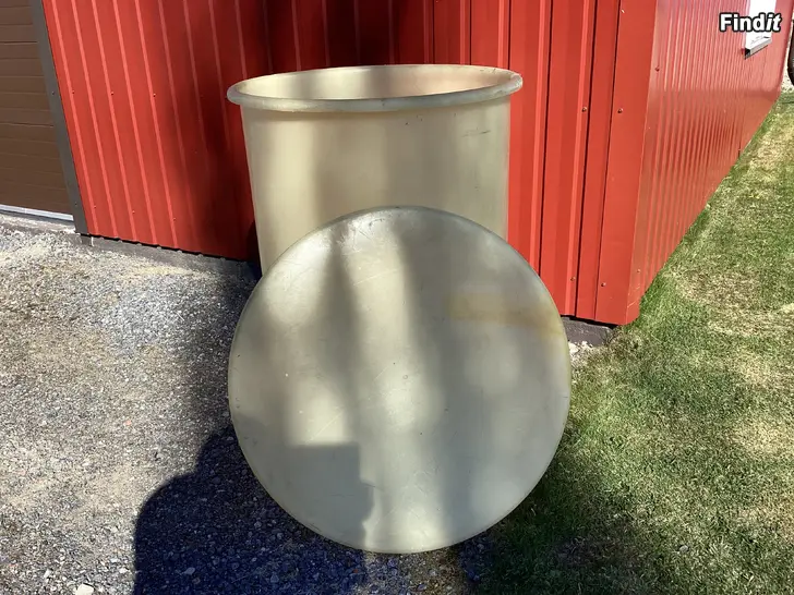 Myydään Vattentunna med lock 500liter