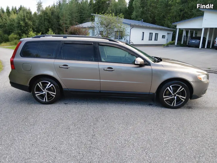 Myydään Volvo V70