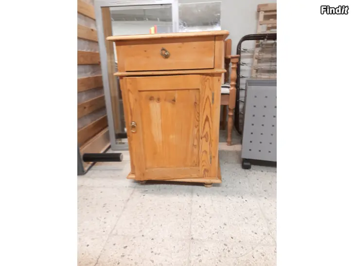 Säljes Sängbord med ett skåp