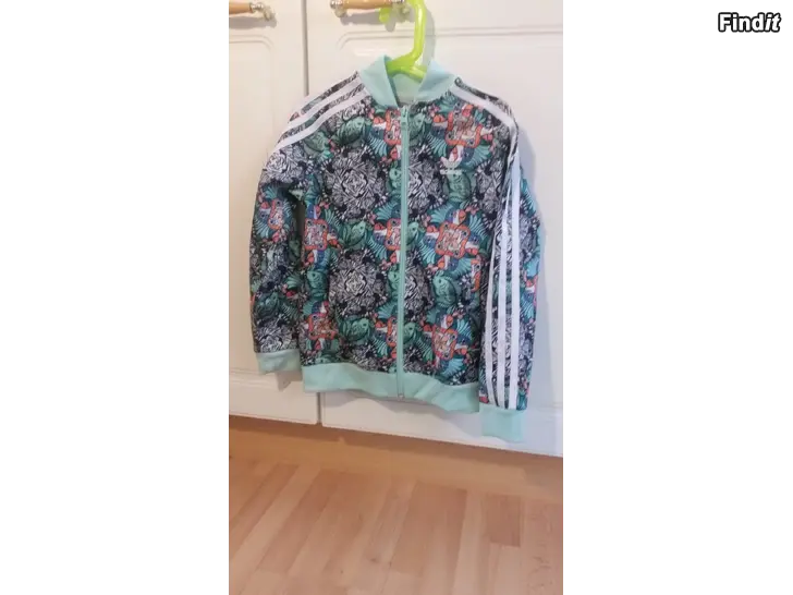 Myydään Adidas verkkatakki EU128  -hinta 3e
