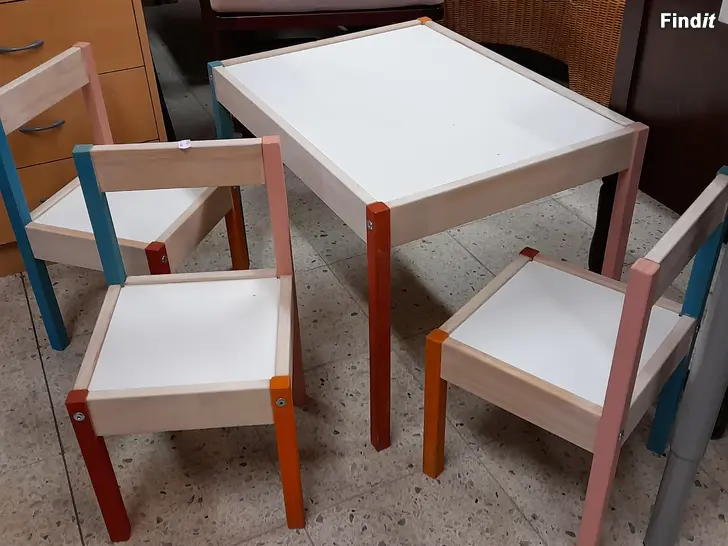 Myydään Barnbord med 3 stolar