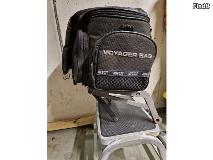 Säljes Givi Voyager bag ja teline joka ollut DR650 pyörässä