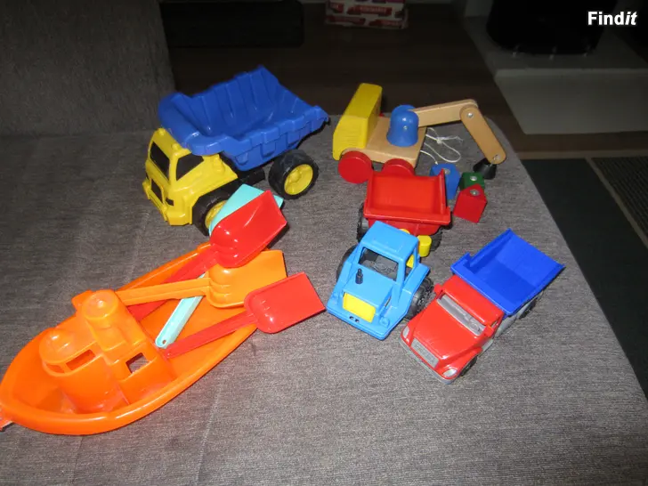 Myydään Auto,vene,lapioita paketti kaikki kerralla