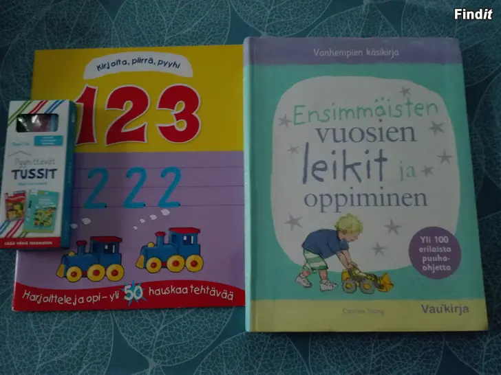 Myydään 2 erillaista kirjaa