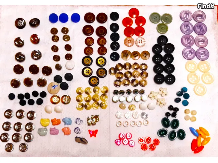 Myydään Monipuolinen nappikokoelma eri väreissä ja materiaaleissa