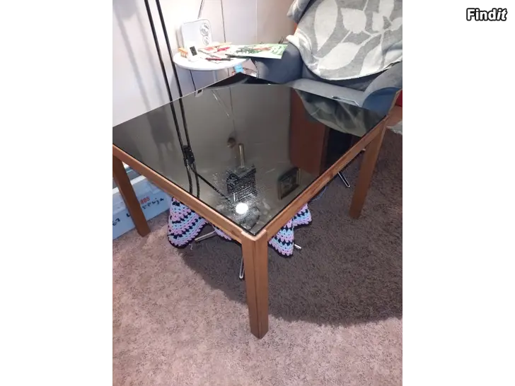 Säljes Soffbord med glasskiva