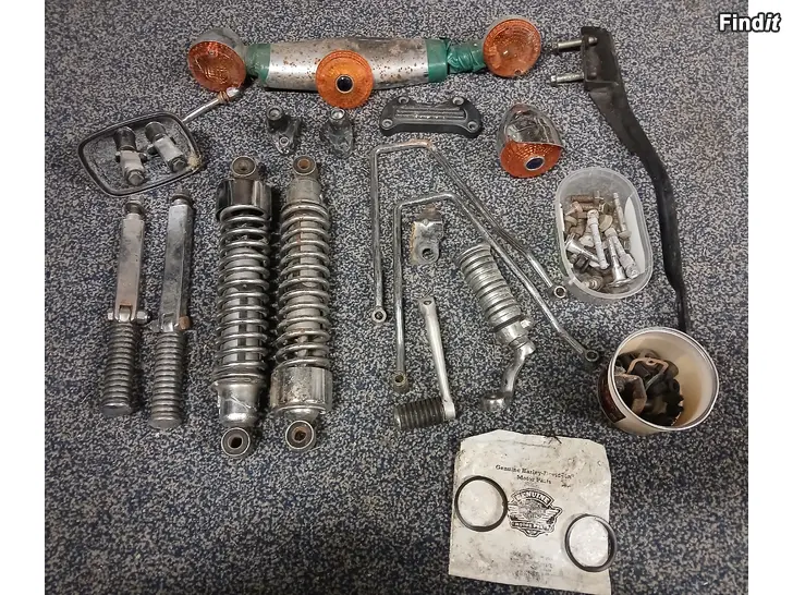 Myydään Moottoripyörän osia mm. H-D valot. Yamaha Venture jalkojen alustat, stereot. -73 Suzuki iskarit. Ym