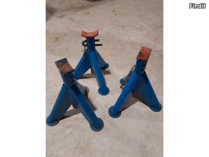 Myydään Autopukit 3 kpl ja vesiletkukela