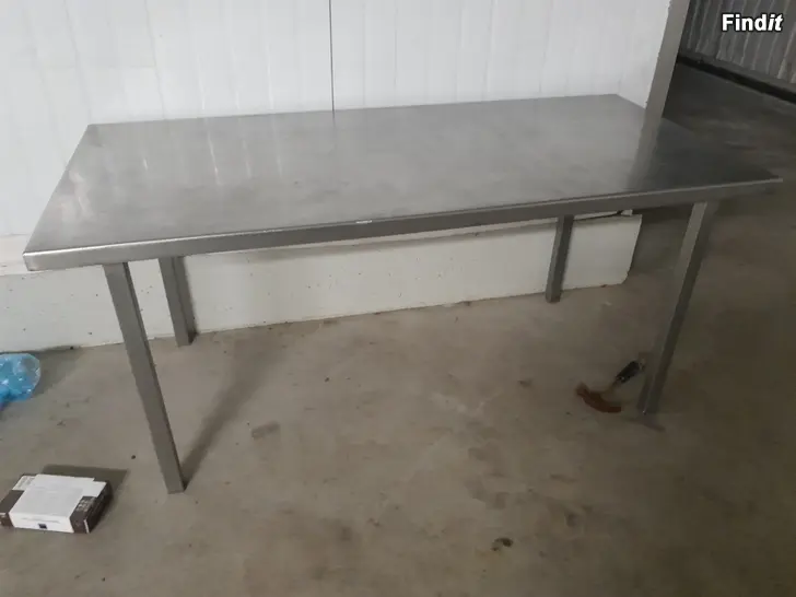 Säljes Arbetsbord och bänkar i rostfritt