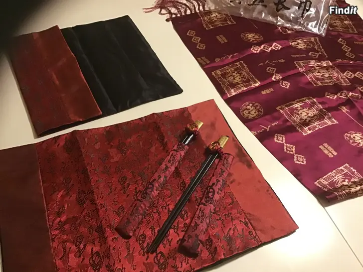 Säljes Kinesiska bordstabletter,  ätpinnar och scarf i 100 silk