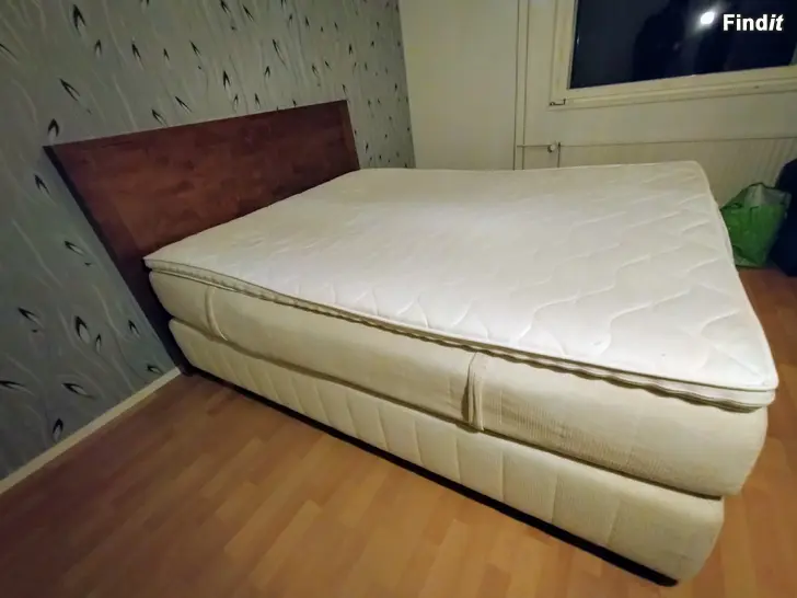Säljes Säljes Ekens Säng och Sänggavel i trä