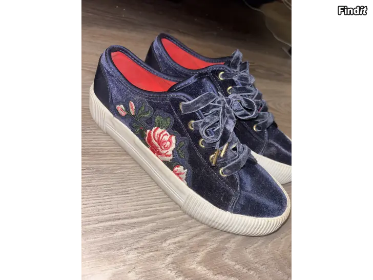 Säljes Skor med blommor