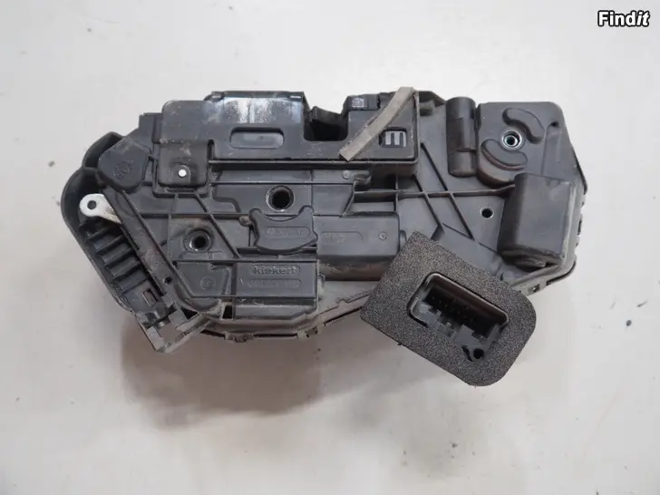 Myydään Skoda Karoq 17-19 etuoven lukko 5TB837016A