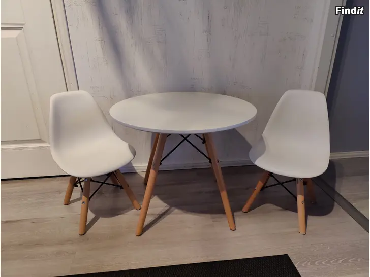 Säljes Barnbord med 2 stolar