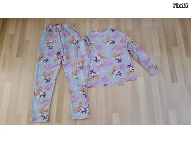 Myydään Ryhmä Hau pyjama koko 122-128 lila -hinta 4e