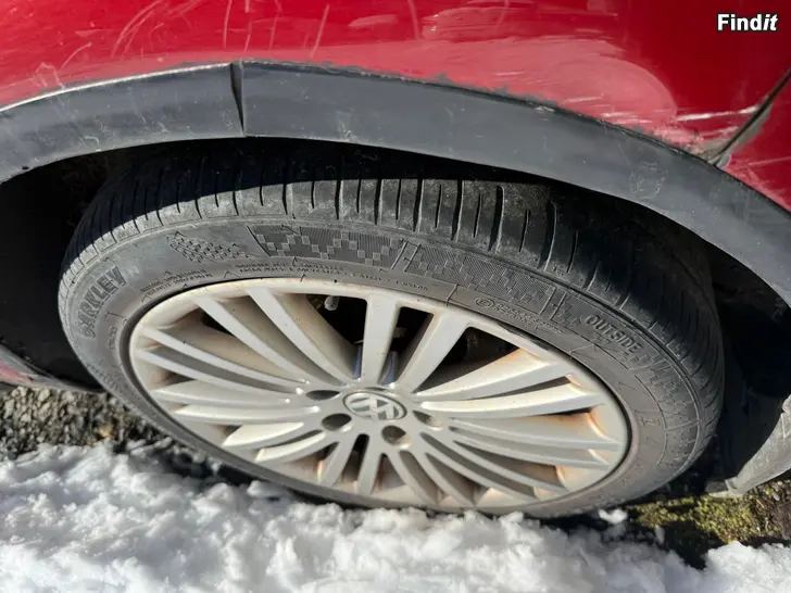 Myydään VW GOLF mk5 alufälgar 17tum