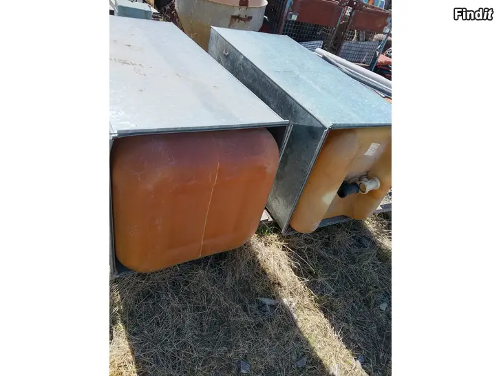 Säljes 2 st 750 liters lättoljetankar