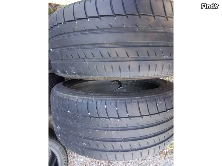 Myydään 225/40R18 pintaa 5mm